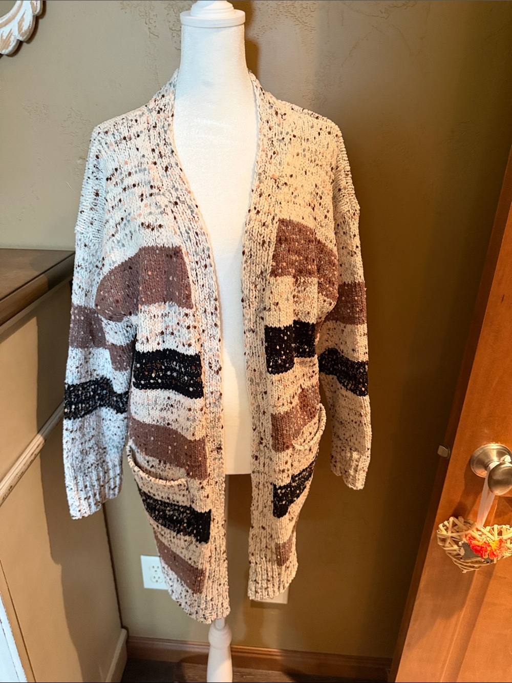 eesome Open-Front Speckled Cardigan in Cream, Brown and Black